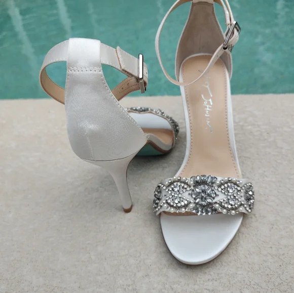 Betsy Johnson white satin embellished with rhinestone and pearls - Picture 11 of 12